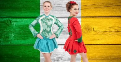 Dos mujeres con la bandera de Irlanda de fondo representando los Bailes Irlandeses